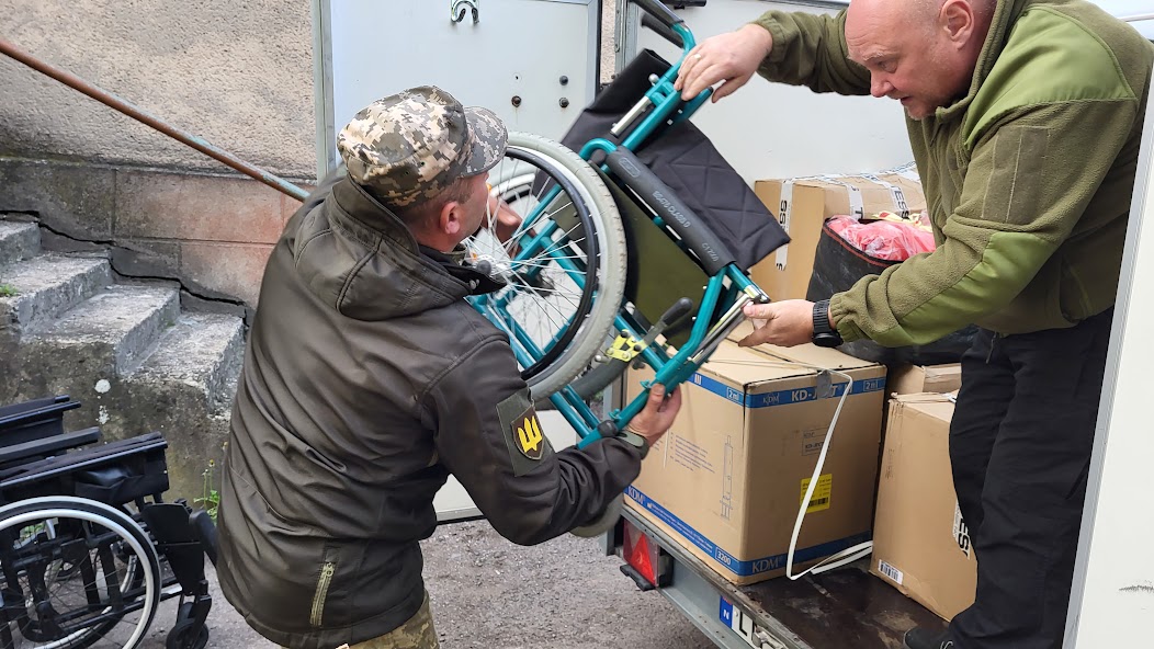 Erik Helgesplass donerer rullestol til hjelp i Perechyn, Zakarpattia, Ukraina 23. september 2022