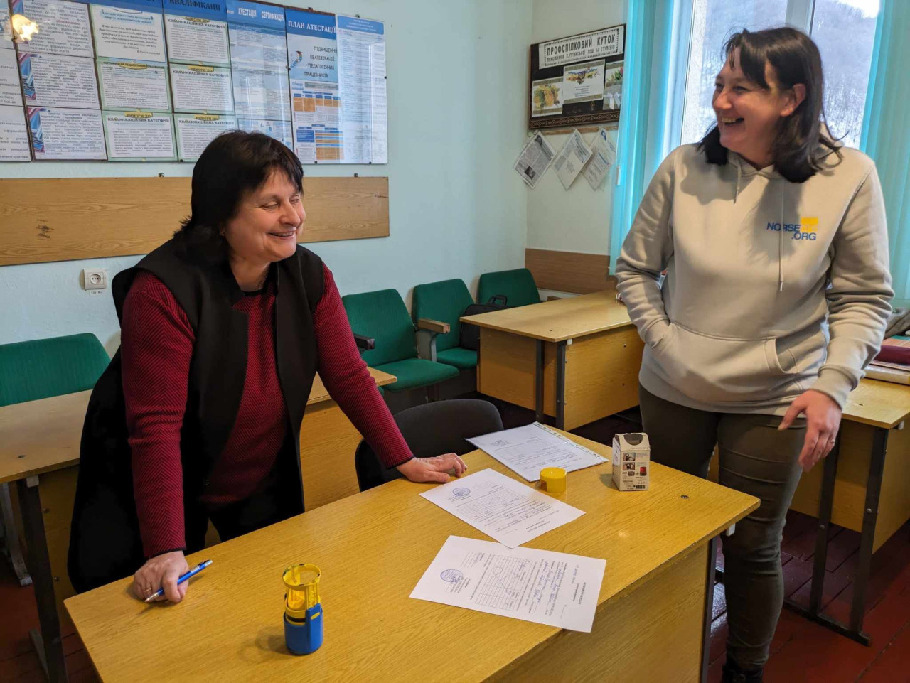 Rektor Myroslava Chubirka er strålende fornøyd med mottak av en PC-er